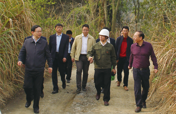?時(shí)任贛州市委常委、副市長劉文華等一行調(diào)研我司龍南縣稀土礦山尾水收集治理項(xiàng)目