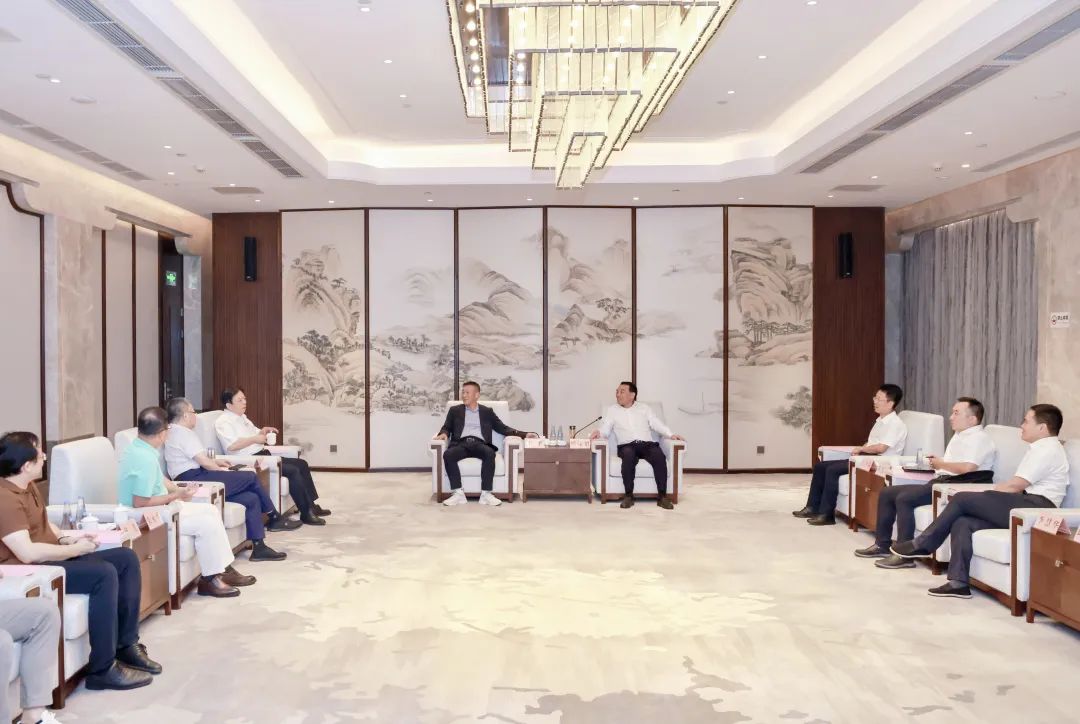 江西省萍鄉(xiāng)市委副書記、市長熊運(yùn)浪會(huì)見天高集團(tuán)李平總裁一行